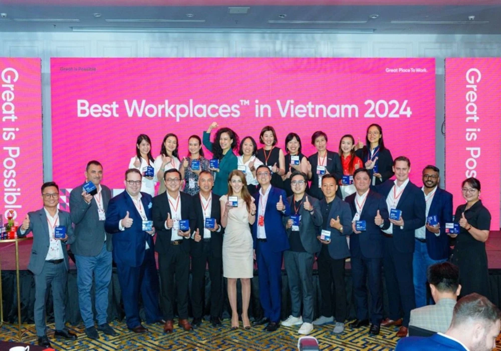 Đại diện 25 doanh nghiệp được Great Place To Work vinh danh là Nơi làm việc xuất sắc hàng đầu Việt Nam năm 2024. Danh sách Nơi làm việc xuất sắc hàng đầu Việt Nam 2024 - một cái tên đầy bất ngờ xuất hiện cùng với các ‘ông lớn’.jpg