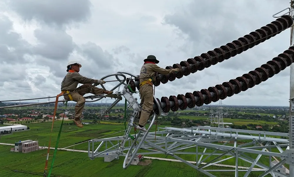 Dự án đường dây 500kV, đoạn NMNĐ Nam Định I – Thanh Hóa đã cơ bản hoàn thành dựng cột và chuyển bước sang giai đoạn thi công kéo dây.jpg