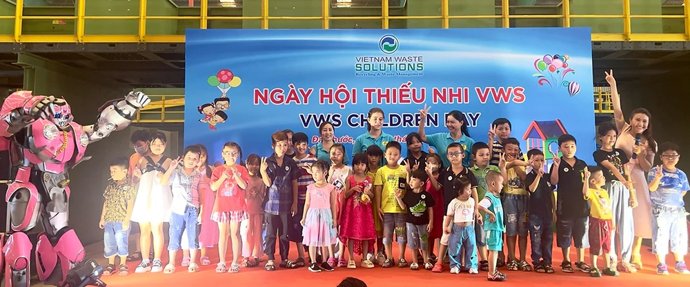 BCH Công đoàn trao quà cho các bé nhân Ngày Quốc tế thiếu nhi 1-6-2024.jpg