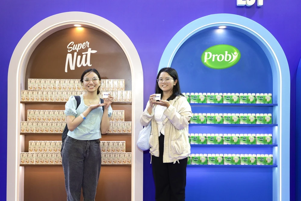 Super Nut Cappuccino, kem tươi Vinamilk Frozen Yogurt, Slush Vfresh Necta Đào… là những món nước sáng tạo, thu hút đông đảo khách đến thử Sức hút của Vinamilk tại triển lãm quốc tế chuyên ngành sữa.JPG