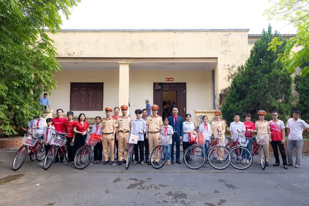 Hàng nghìn suất quà gồm học bổng, máy tính, xe đạp, đồ dùng học tập trị giá gần 1 tỷ đồng được AIA Việt Nam phối hợp với các tổ chức trao tặng đến các em học sinh trên khắp cả nước. AIA Việt Nam hưởng ứng Tháng hành động vì trẻ em 2024.jpg