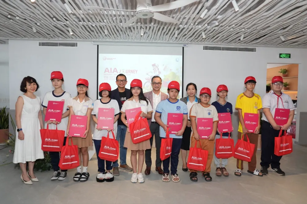 AIA Việt Nam tặng quà và học bổng cho các em học sinh có hoàn cảnh khó khăn tại TP.HCM. AIA Việt Nam tặng quà và học bổng cho các em học sinh có hoàn cảnh khó khăn tại TP.HCM.png