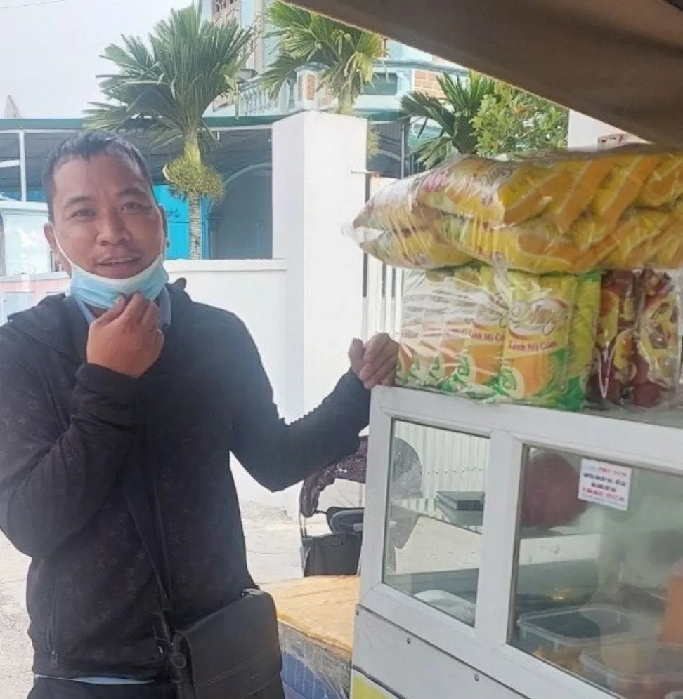 Anh Lê Trọng Huy bên cạnh cửa hàng bánh mì anh mới mở nhờ trúng giải thưởng triệu phú khi giải khát với Trà Xanh Không Độ trong hè 2023. (Ảnh NVCC) Anh Lê Trọng Huy bên cạnh cửa hàng bánh mì anh mới mở nhờ trúng giải thưởng triệu phú khi giải khát với Trà Xanh Không Độ trong hè 2023.jpg
