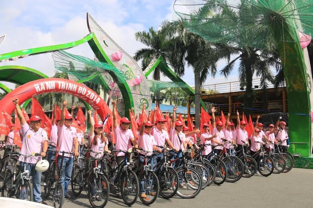Các tình nguyện viên áo hồng đạp xe diễu hành tại Hành Trình Đỏ 2014. lCác tình nguyện viên áo hồng đạp xe diễu hành tại Hành Trình Đỏ 2014.JPG