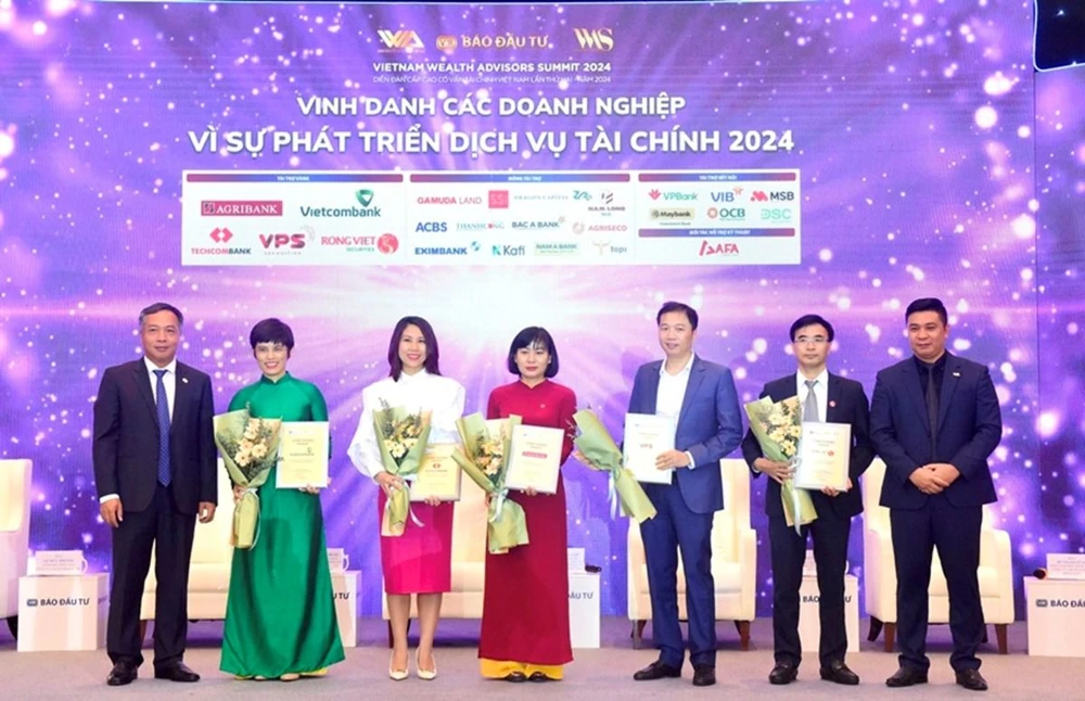 Bà Nguyễn Thị Minh Hạnh, Phó Trưởng Ban Kế hoạch chiến lược (thứ 4 từ trái qua) - Đại diện Agribank nhận vinh danh Doanh nghiệp Vì sự phát triển dịch vụ tài chính năm 2024. Agribank được vinh danh 3 sản phẩm dịch vụ tài chính tiêu biểu tại Diễn đàn Cấp cao Cố vấn tài chính Việt Nam – VWAS 2024.jpg