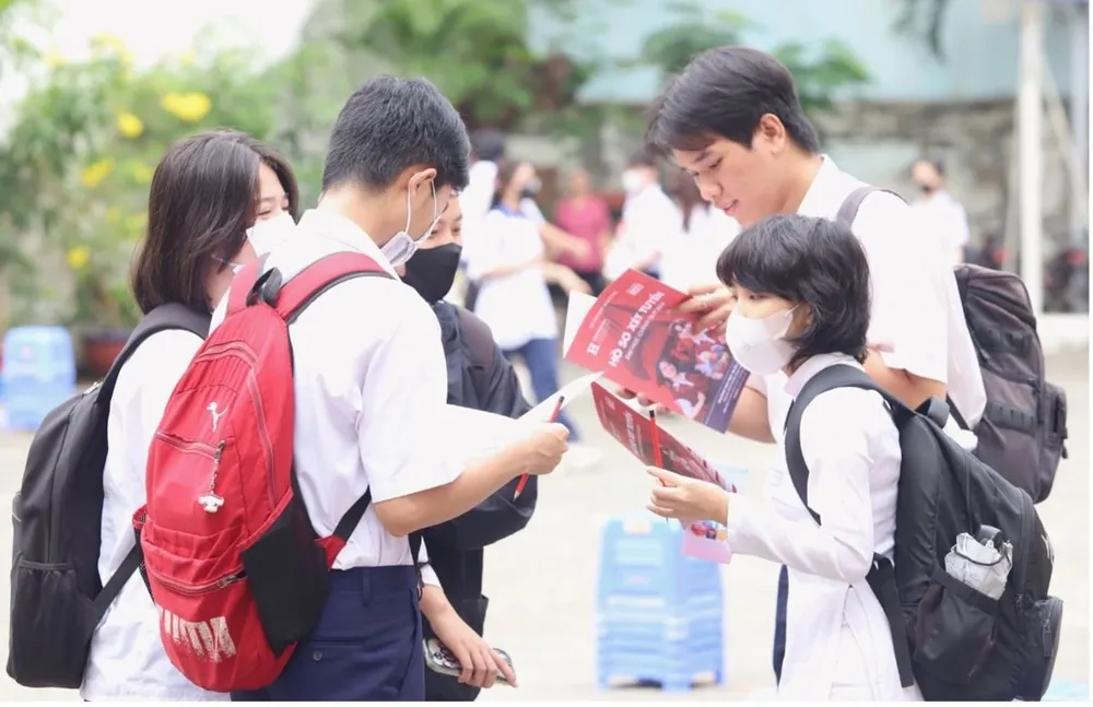 Học sinh THPT tìm hiểu thông tin ngành học và các phương thức xét tuyển năm 2024 HIU tiếp sức các sĩ tử vượt vũ môn kỳ thi tốt nghiệp THPT 2024jpg