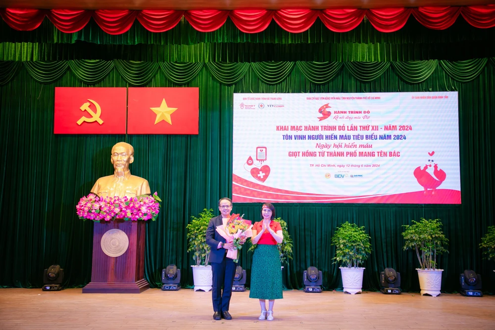 Ông Chinoros Benjachavakul là một trong những gương hiến máu tiêu biểu tại CPV. Ông Chinoros Benjachavakul là một trong những gương hiến máu tiêu biểu tại CPV.JPG