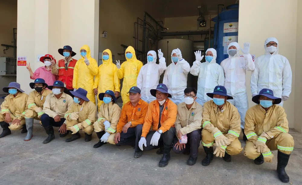 Các chuyên gia và các thành viên Đội ứng phó sự cố của Công ty VWS tham gia buổi diễn tập. VWS diễn tập ứng phó khi gặp sự cố hóa chất, tràn dầu.jpg
