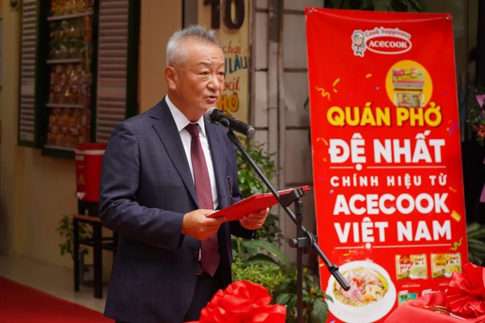 Ông Kaneda Hiroki – Tổng Giám đốc phát biểu khai trương. Acecook Việt Nam khai trương quán Phở ăn liền Đệ Nhất tại Hà Nội .png