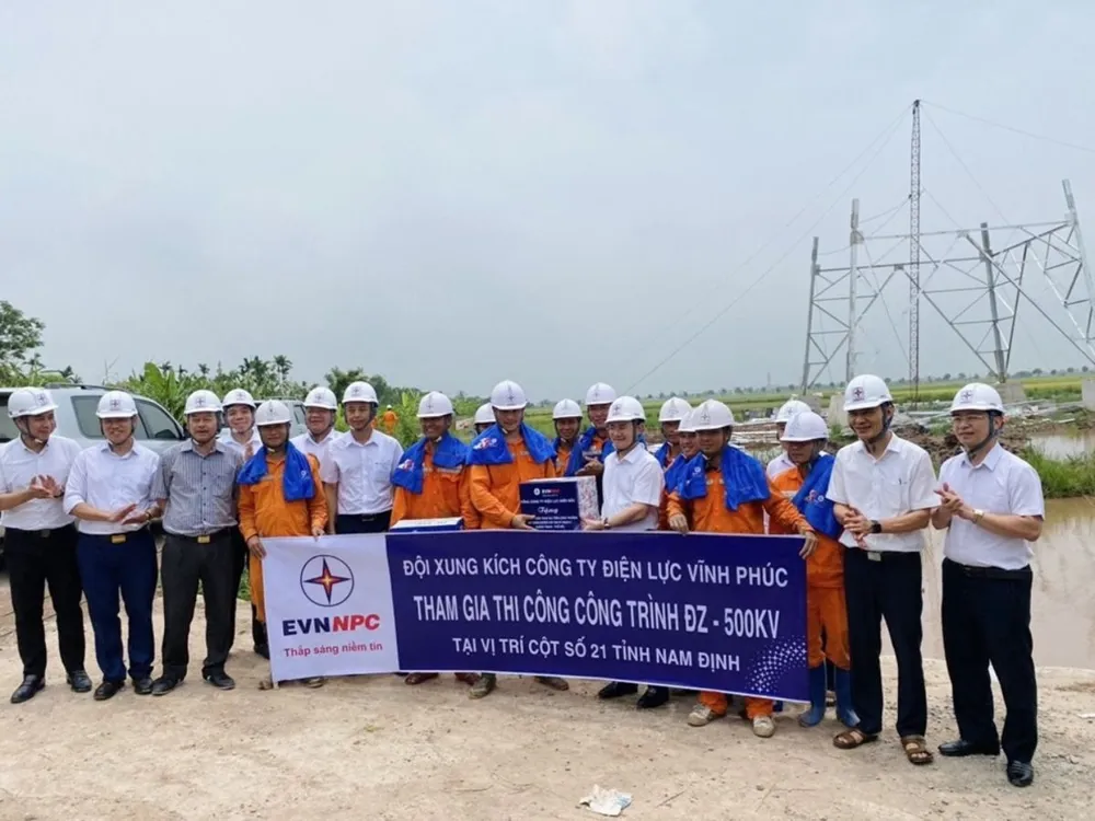 Ông Nguyễn Đức Thiện - Tổng Giám đốc EVNNPC thăm hỏi Đội xung kích của PC Vĩnh Phúc đang tham gia hỗ trợ dự án đường dây 500kV mạch 3 tại địa điểm thi công thuộc vị trí 21, thị trấn Ninh Cường, Trực Ninh, Nam Định. 5 tháng, sản lượng điện thương phẩm của EVNNPC tăng 14,09%.jpg