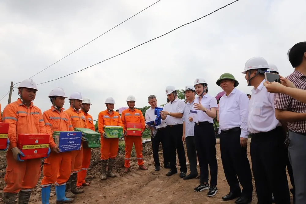 Phó Chủ tịch UBND tỉnh Thái Bình Nguyễn Quang Hưng và Chủ tịch HĐTV Đỗ Nguyệt Ánh động viên CBCNV tại Tổ xung kích PC Bắc Kạn ở vị trí cột 207 đường dây 500kV mạch 3, huyện Quỳnh Phụ, tỉnh Thái Bình. 5 tháng, sản lượng điện thương phẩm của EVNNPC tăng 14,09%.jpg