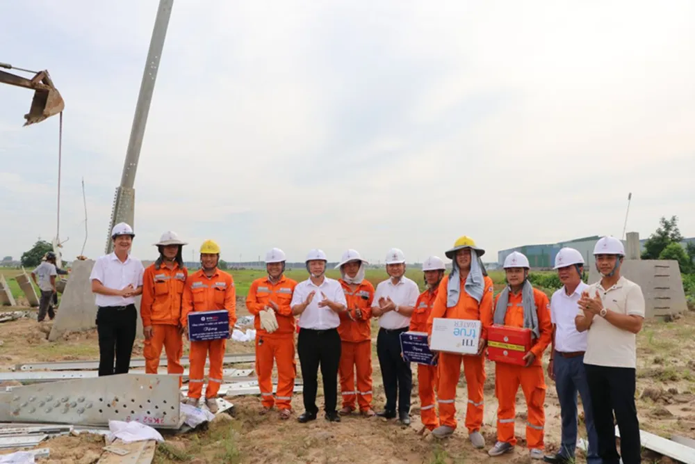 Ông Vũ Anh Phương - Phó Tổng giám đốc EVNNPC và ông Trần Minh Dũng - Phó Tổng giám đốc EVNNPC cùng đoàn công tác tới thăm hỏi các công nhân tại vị trí cột số 296A thuộc xã Minh Đức, huyện Mỹ Hào, tỉnh Hưng Yên. Lãnh đạo EVNNPC thăm hỏi đội xung kích hỗ trợ thi công Dự án đường dây 500kV mạch 3 Quảng Trạch - Phố Nối.png