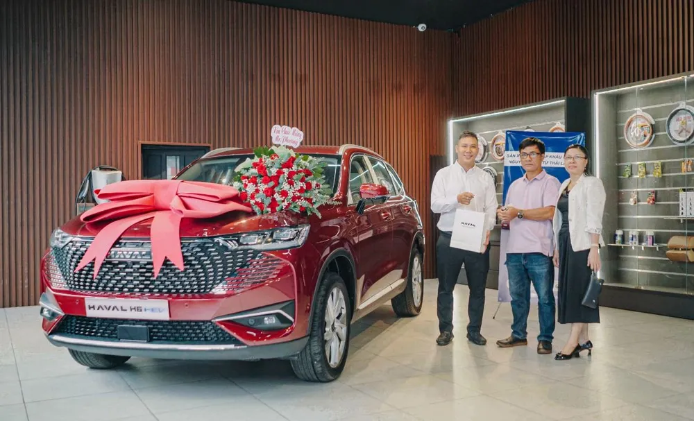 Khách hàng nhận bàn giao Haval H6 HEV tại Lễ khai trương showroom MaxAuto đạt chuẩn 3S. Haval H6 Hybrid chính thức bàn giao đến tay khách hàng.jpg