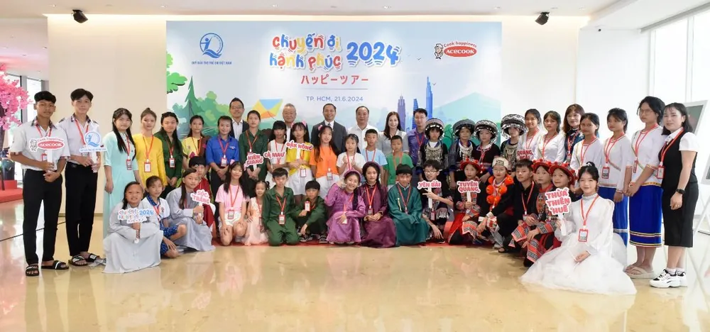 Các em đến tham quan công ty Acecook Việt Nam. Các em đến tham quan công ty Acecook Việt Nam.jpg