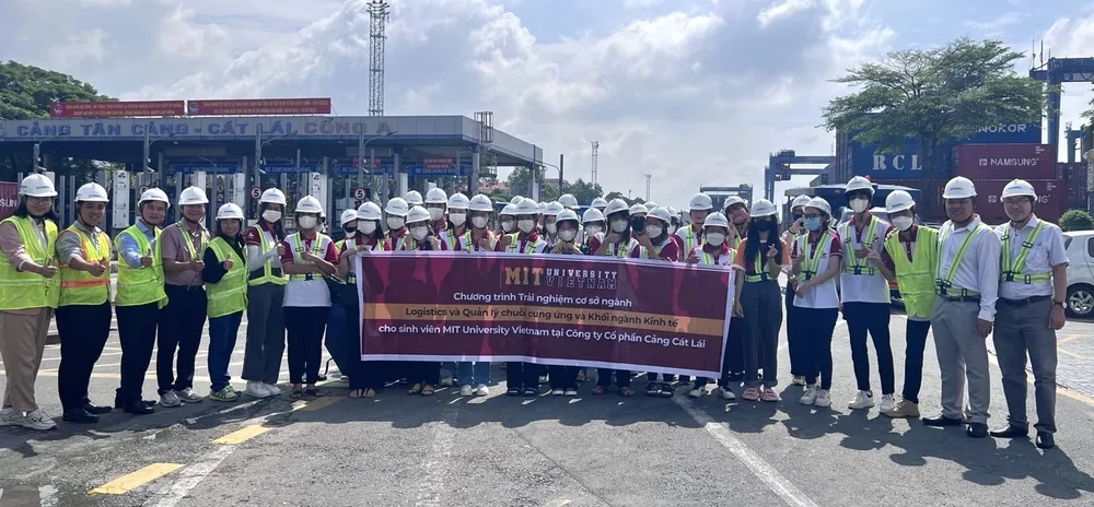 Sinh viên ngành Logistics và Quản lý chuỗi cung ứng tham gia hoạt động trải nghiệm tại Cảng Cát Lái. dSinh viên ngành Logistics và Quản lý chuỗi cung ứng tham gia hoạt động trải nghiệm tại Cảng Cát Lái.jpg