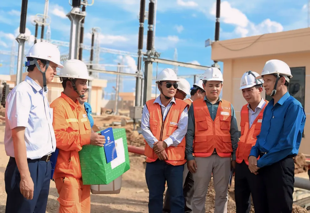 Chủ tịch Công đoàn EVNGENCO1 Trần Doãn Thành (ngoài cùng bên phải) gửi lời chúc sức khỏe đến các cán bộ, kỹ sư, người lao động tại Dự án Trạm biến áp 500 kV Thanh Hoá. EVNGENCO1 thăm hỏi, động viên các lực lượng thi công trên công trường 500 kV mạch 3.jpg