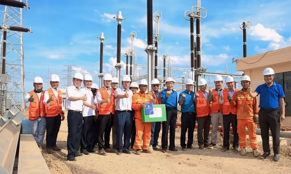 Đoàn công tác trao quà động viên cán bộ, kỹ sư, người lao động của Tổng công ty Truyền tải điện quốc gia đang thi công Trạm biến áp 500 kV Thanh Hóa thuộc Dự án đường dây 500kV mạch 3 Quảng Trạch - Phố Nối. EVNGENCO1 thăm hỏi, động viên các lực lượng thi công trên công trường 500 kV mạch 3.jpg