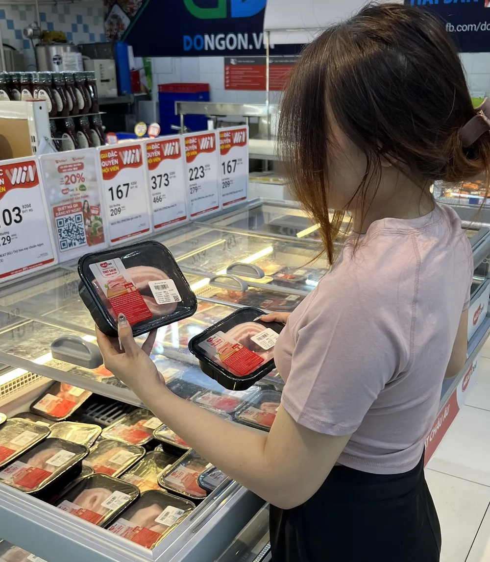 Người tiêu dùng chọn mua thịt mát MEATDeli tại hệ thống siêu thị WinMart/WinMart+ Người tiêu dùng chọn mua thịt mát MEATDeli tại hệ thống siêu thị WinMart_ WinMart+.jpg