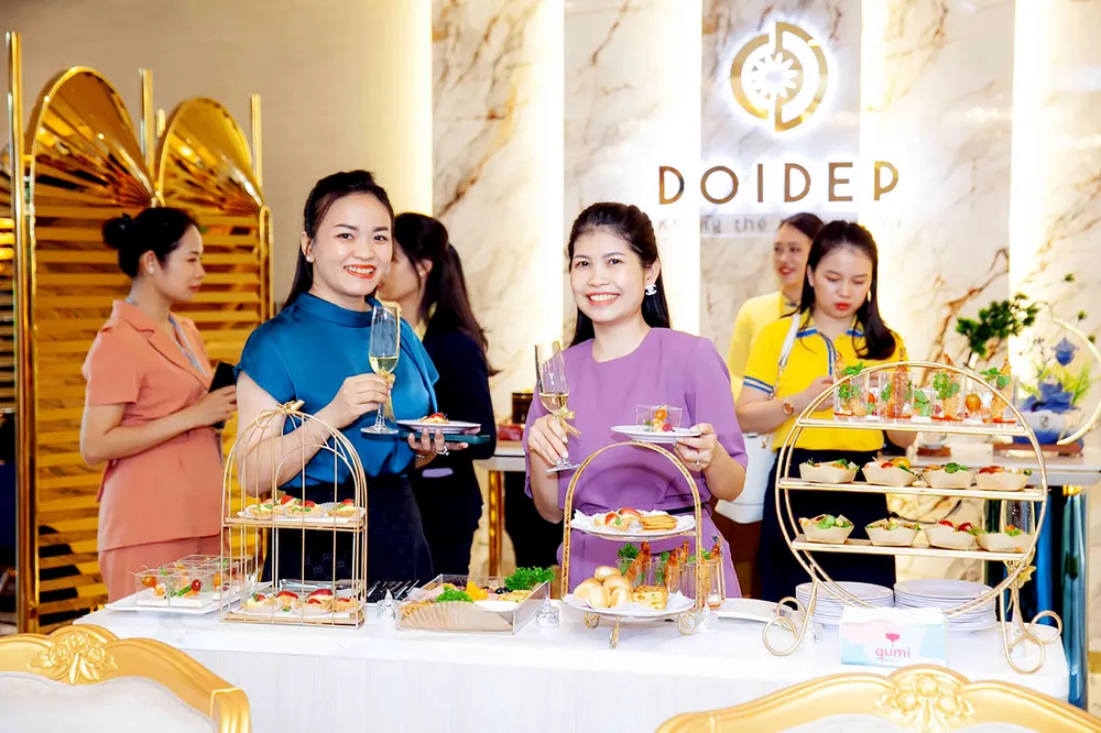 Khu vực ẩm thực với quầy buffet đa dạng, phục vụ hơn 30 món Á Âu. Khu vực ẩm thực với quầy buffet đa dạng, phục vụ hơn 30 món Á Âu.jpg