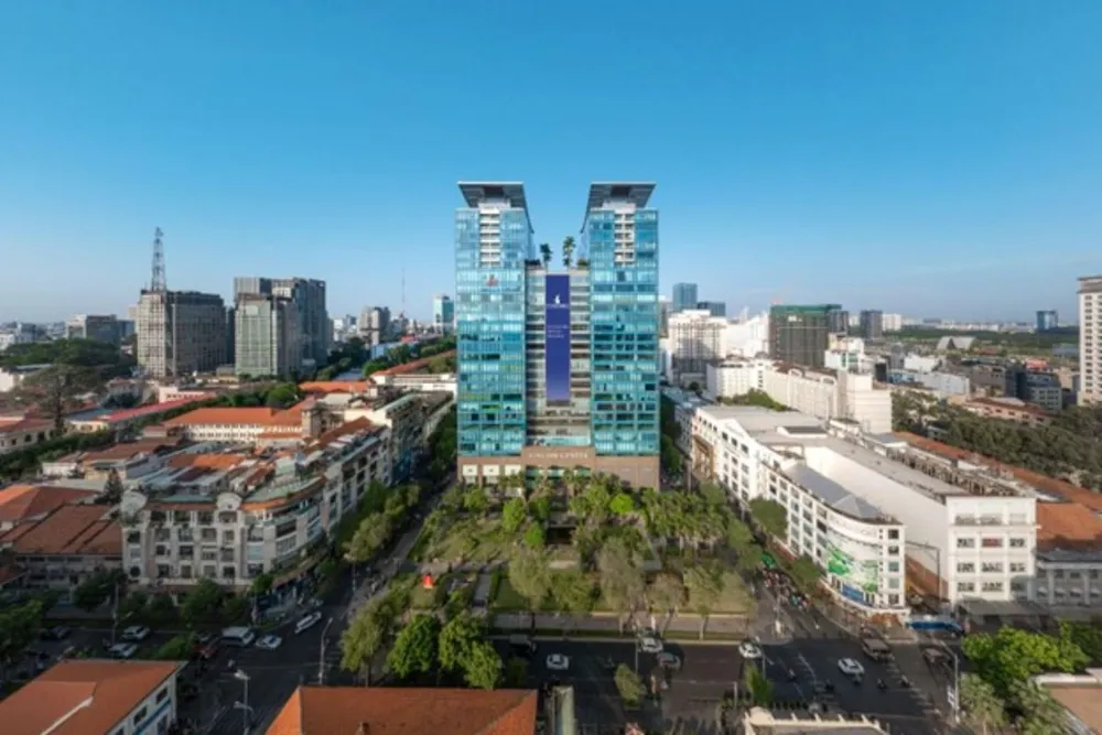 Tháp đôi Vincom Center Đồng Khởi nổi bật với lớp kính cường lực bao bên ngoài. Tháp đôi Vincom Center Đồng Khởi nổi bật với lớp kính cường lực bao bên ngoài.jpg