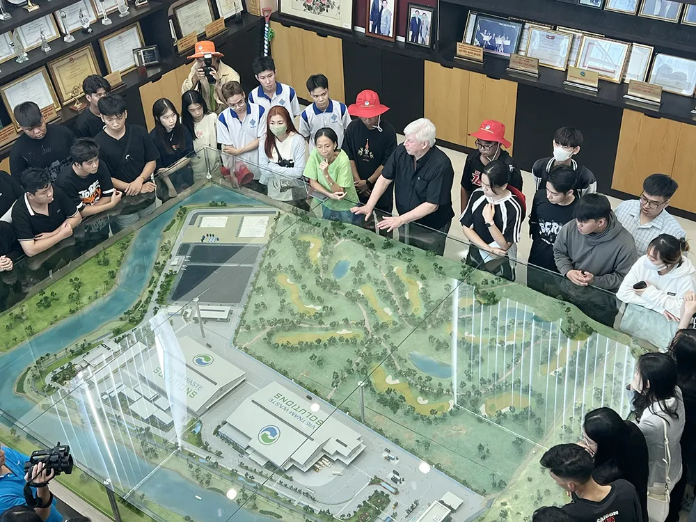 Ông Kevin Moore đang giới thiệu quá trình khai phá, xây dựng Khu Liên hợp xử lý chất thải Đa Phước cách đây gần 20 năm.jpg