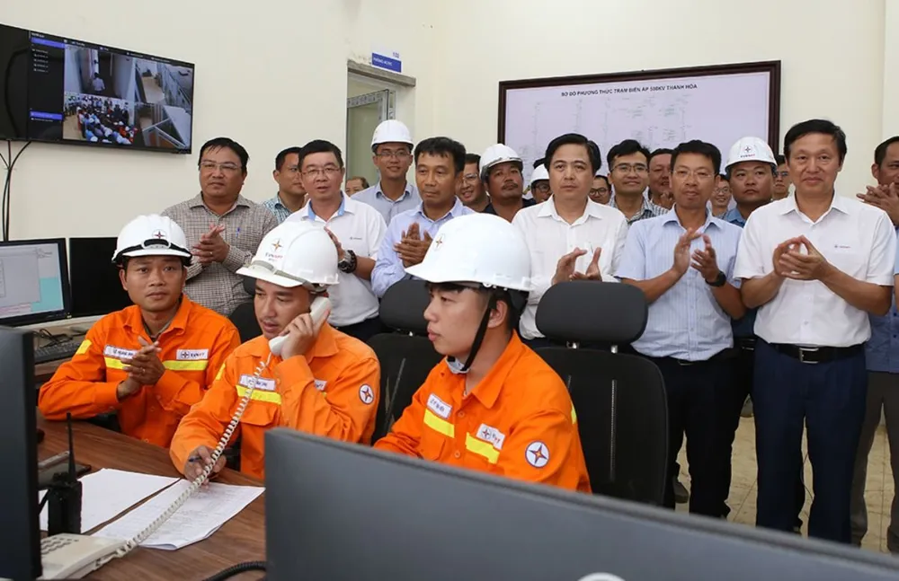 Lãnh đạo EVNNPT cùng các đơn vị liên quan chứng kiến thời khắc đóng điện Dự án. Lãnh đạo EVNNPT cùng các đơn vị liên quan chứng kiến thời khắc đóng điện Dự án.jpg