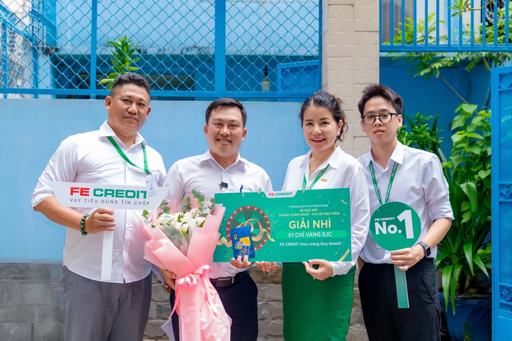 Đại diện FE CREDIT trao giải nhì là một chỉ vàng SJC đến anh Trường Hải.jpg