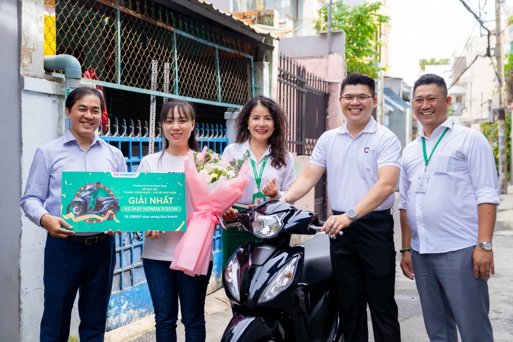 Khách hàng vỡ ào niềm vui khi trúng xe máy, trúng vàng từ FE CREDIT.jpg
