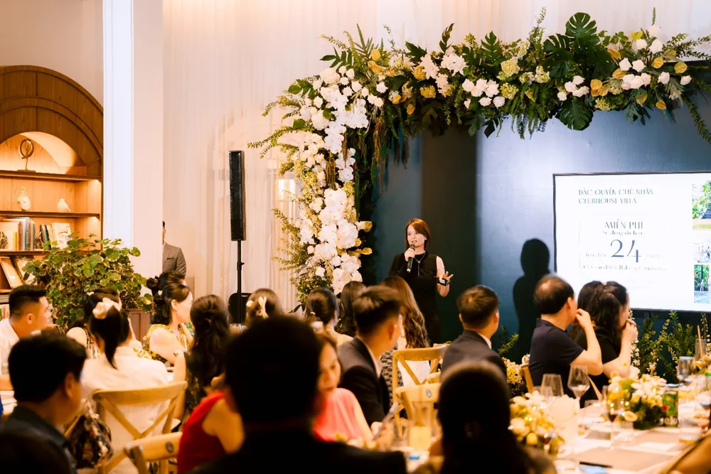 Đại diện BIM Land giới thiệu Chính sách ưu đãi đặc quyền sử dụng dịch vụ tại Grand Bay Halong Clubhouse.jpg