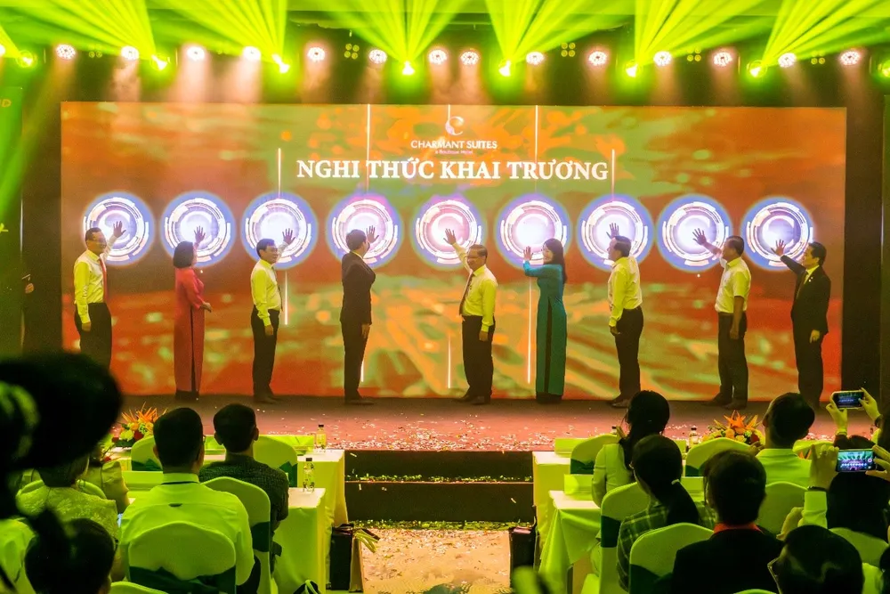 Các đại biểu thực hiện nghi thức khai trương. Các đại biểu thực hiện nghi thức khai trương.jpg