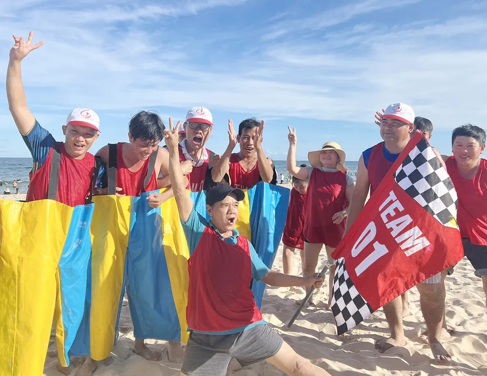 Team 01 chuẩn bị xuất phát trò chơi “chiếc quần kỳ cục”.jpg