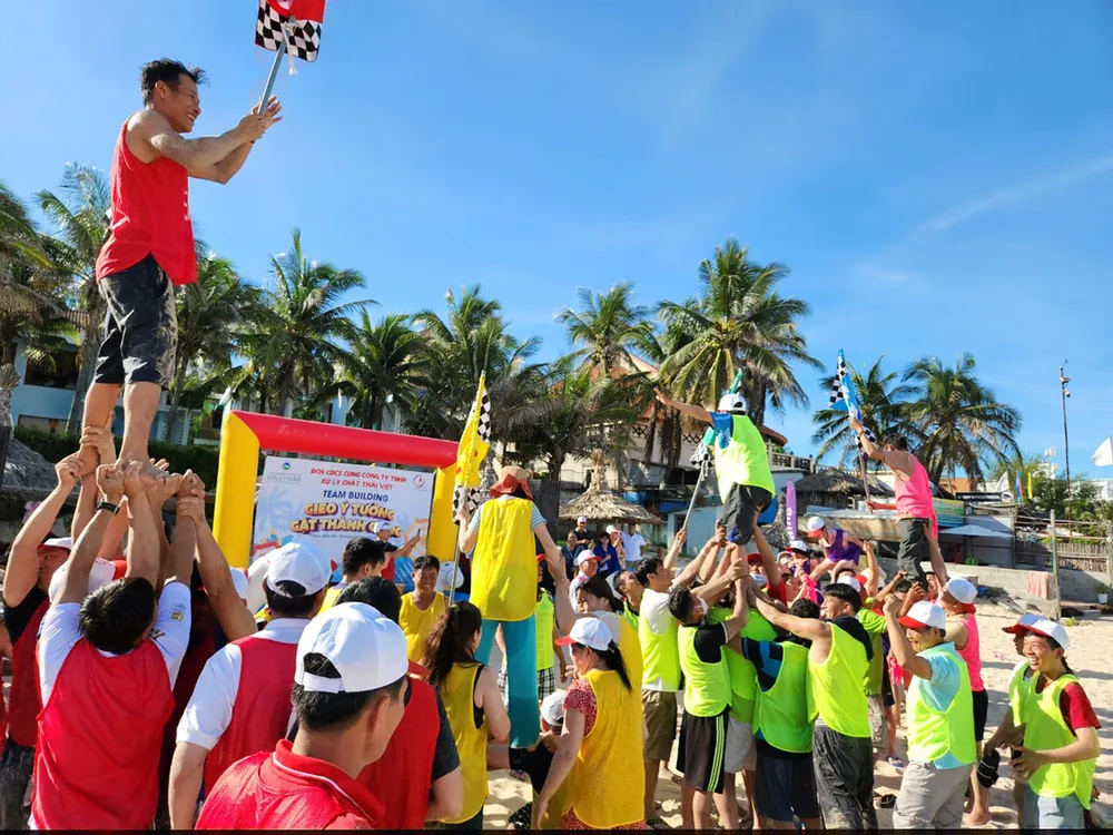 Các thành viên tham gia trò chơi “Ai cao nhất”.jpg