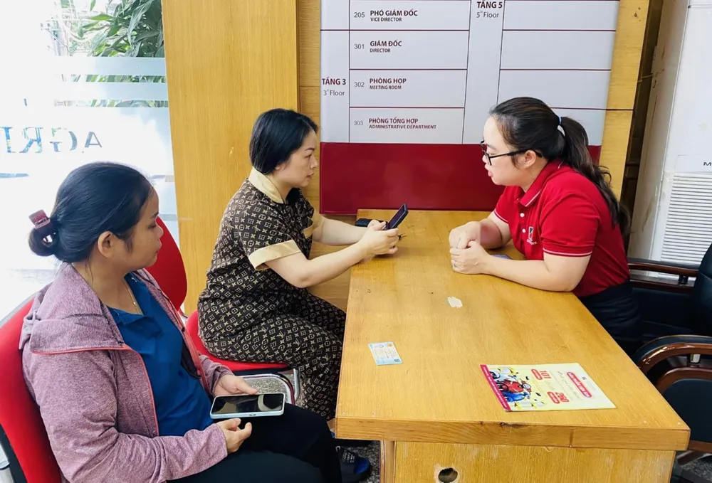 agribank-ho-tro-khach-hang-thu-thap-sinh-trac-hoc-tai-quay-giao-dich-2.jpg