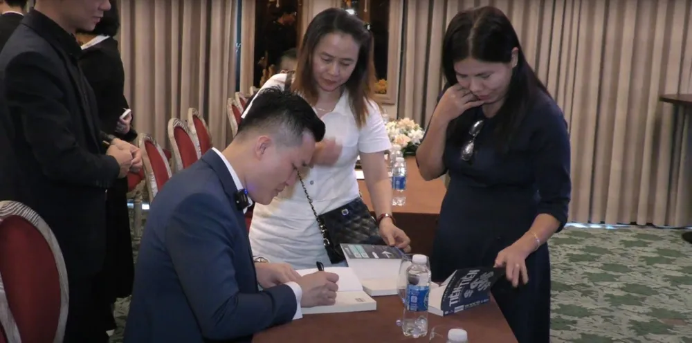 Mr Aketa ký tặng sách truyền cảm hứng cho các nhà đầu tư. Mr Aketa ký tặng sách truyền cảm hứng cho các nhà đầu tư.jpg