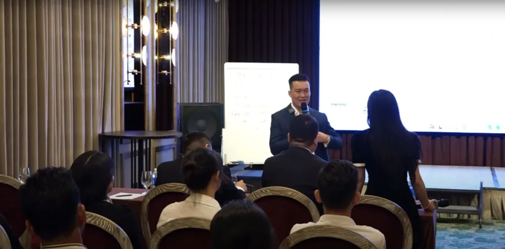 Mr Aketa giải đáp các thắc mắc từ nhà đầu tư trong hội thảo. Mr Aketa giải đáp các thắc mắc từ nhà đầu tư trong hội thảo.png