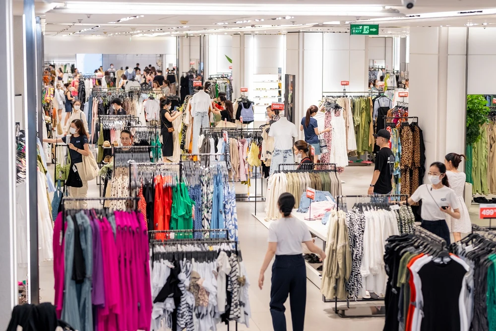 Các thương hiệu thời trang nổi tiếng như Zara, H&M, Adidas, Anta… góp mặt với hàng loạt ưu đãi lên đến 50%.jpg