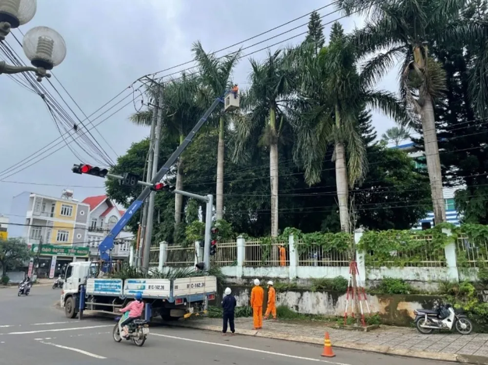 PC Gia Lai tỉa cây xanh dọc tuyến hành lang trong mùa mưa bão. PC Gia Lai tỉa cây xanh dọc tuyến hành lang trong mùa mưa bão.jpg