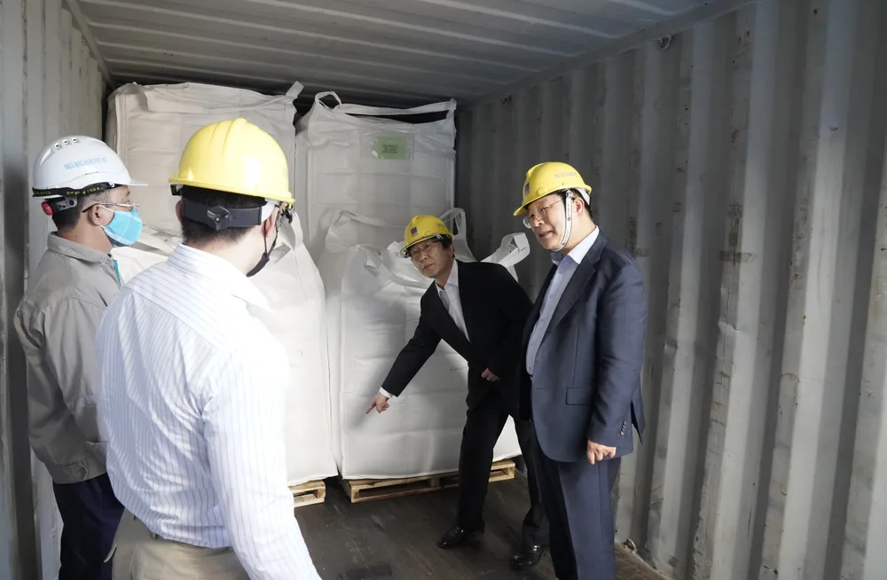 Mặt hàng ure xuất khẩu của PVFCCo được khách hàng quốc tế đánh giá rất cao do đáp ứng được các tiêu chuẩn đặc thù, khắt khe. H3 - Mặt hàng ure xuất khẩu của PVFCCo được khách hàng quốc tế đánh giá rất cao do đáp ứng được các tiêu chuẩn đặc thù, khắt khe.jpg