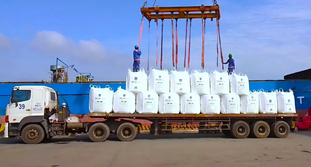 PVFCCo đạt tăng trưởng ấn tượng trong xuất khẩu, với sản lượng xuất khẩu urê đạt gần 100 ngàn tấn, tăng 50% so với cùng kỳ năm 2023. 6 tháng năm 2024, PVFCCo tăng trưởng ấn tượng.png