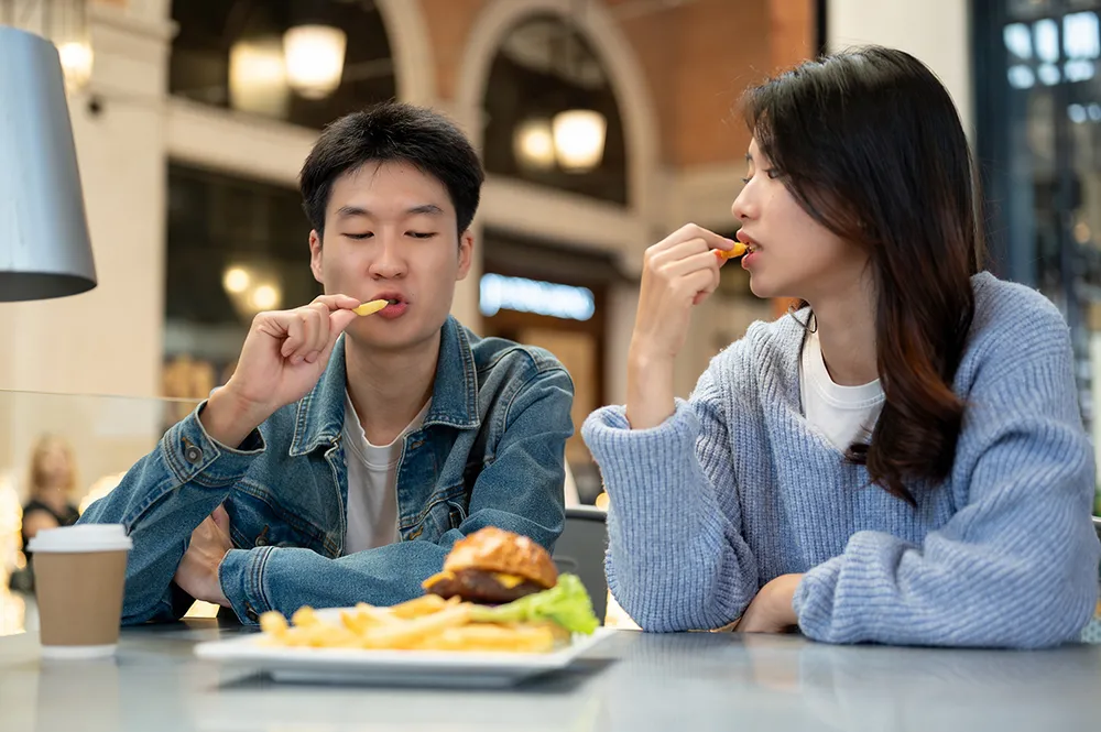 Có khá nhiều loại thực phẩm được trẻ em tiêu thụ nhiều, như: ngũ cốc, chất đạm, chất béo, sữa và các sản phẩm từ sữa. Thừa cân béo phì: Nguyên nhân chủ yếu do lối sống.jpg