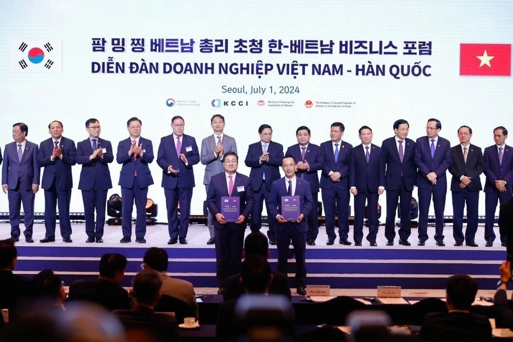 Đại diện MB và POSCO tại sự kiện ký kết. Đại diện MB và POSCO tại sự kiện ký kết.jpg