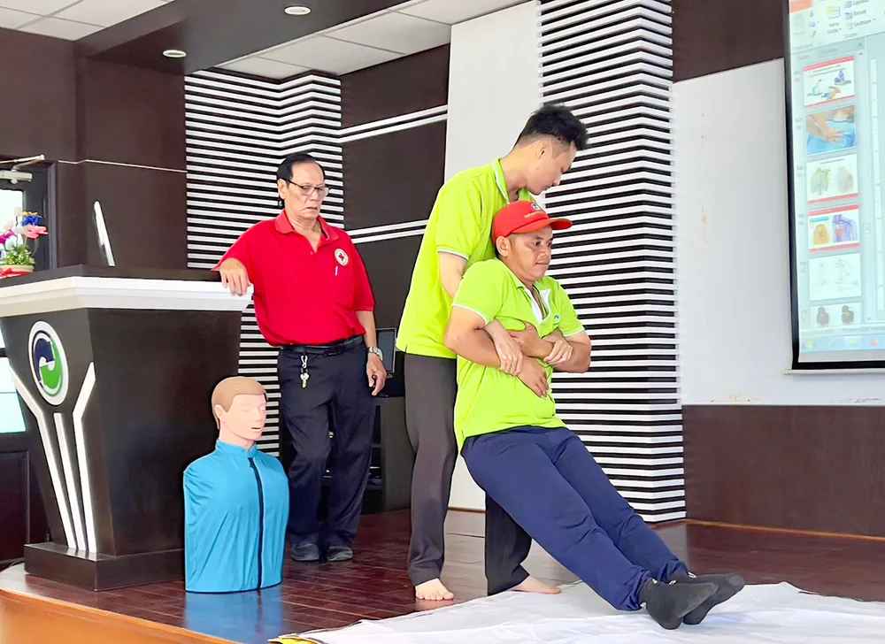 Hướng dẫn kỹ năng di chuyển an toàn cho người gặp nạn. Hướng dẫn kỹ năng di chuyển an toàn cho người gặp nạn.jpg