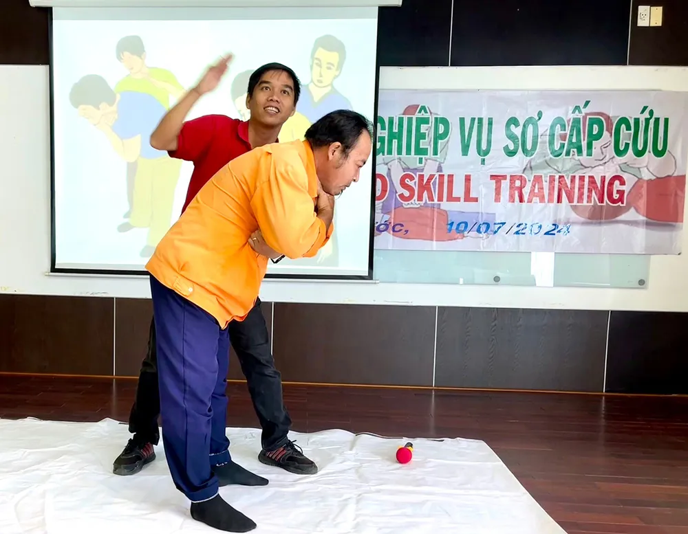 Hướng dẫn kỹ năng sơ cứu dị vật, tắc đường thở. Hướng dẫn kỹ năng sơ cứu dị vật, tắc đường thở.jpg
