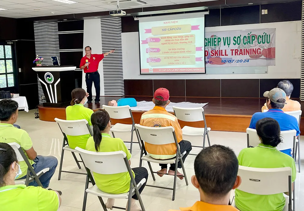 Chuyên gia đang tập huấn kiến thức cơ bản về sơ cấp cứu cho người lao động. Công ty VWS tổ chức huấn luyện sơ cấp cứu cho người lao động.jpg