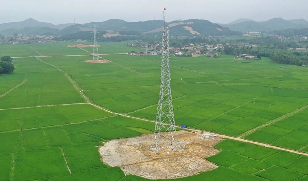 Các đơn vị đang nỗ lực thi công khối lượng còn lại và hoàn thành công trình đường dây 500kV mạch 3 (từ Quảng Trạch đến Phố Nối) theo chỉ đạo của Thủ tướng. EVN đã khởi công 47 dự án và đóng điện 57 công trình điện từ 110 kV-500 kV.jpg