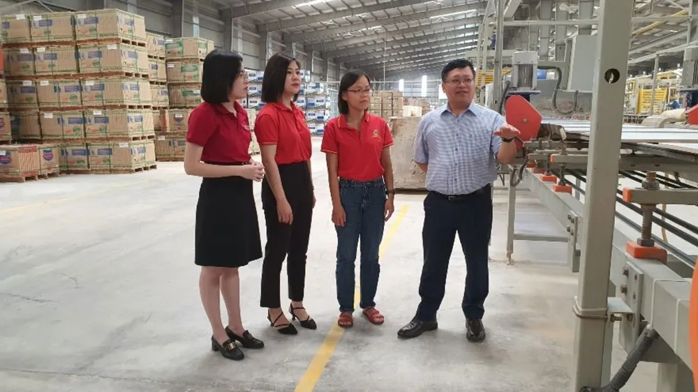 Cán bộ Agribank thăm cơ sở sản xuất của Công ty Mikado Group tại Tiền Hải - Thái Bình. Nguồn vốn Agribank giúp doanh nghiệp Việt vươn xa.jpg