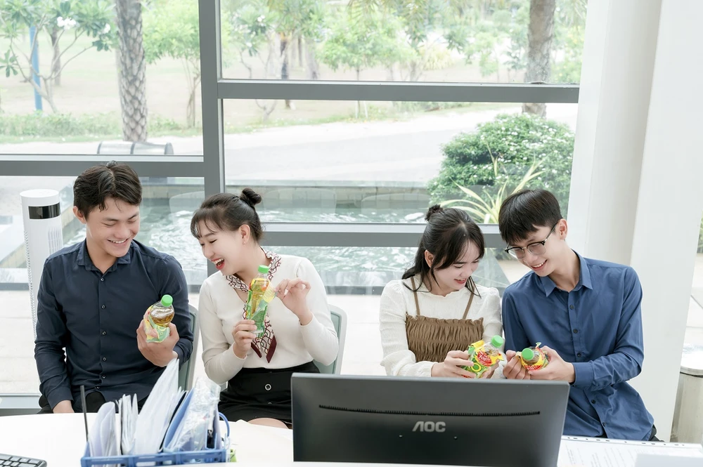 Nhiều bạn trẻ háo hức giải nhiệt cuộc sống và “săn” hàng loạt giải thưởng giá trị mỗi ngày, mỗi tuần cùng Trà Xanh Không Độ.jpg