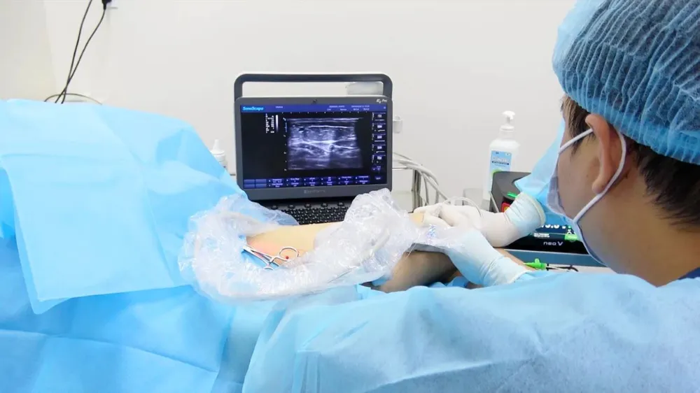 Suy giãn tĩnh mạch là bệnh lý mạch máu, cần thăm khám và điều trị bởi bác sĩ mạch máu (Nguồn ảnh: Bernard Healthcare). Suy giãn tĩnh mạch là bệnh lý mạch máu, cần thăm khám và điều trị bởi bác sĩ mạch máu (Nguồn ảnh: Bernard Healthcare).jpg