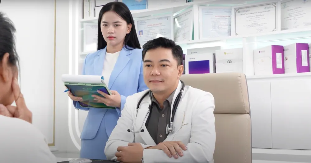 Chỉ nên tiêm filler tại các cơ sở y tế uy tín, có giấy phép hoạt động bởi các bác sĩ có chuyên môn và kinh nghiệm. Nguy cơ biến chứng sau tiêm filler: cảnh báo từ thực tế.jpg
