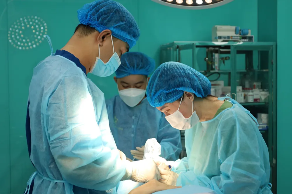 Để bảo vệ sức khỏe và đảm bảo kết quả thẩm mỹ an toàn, người dân cần cảnh giác và chủ động trong việc lựa chọn dịch vụ làm đẹp. Nguy cơ biến chứng sau tiêm filler: cảnh báo từ thực tế.jpg